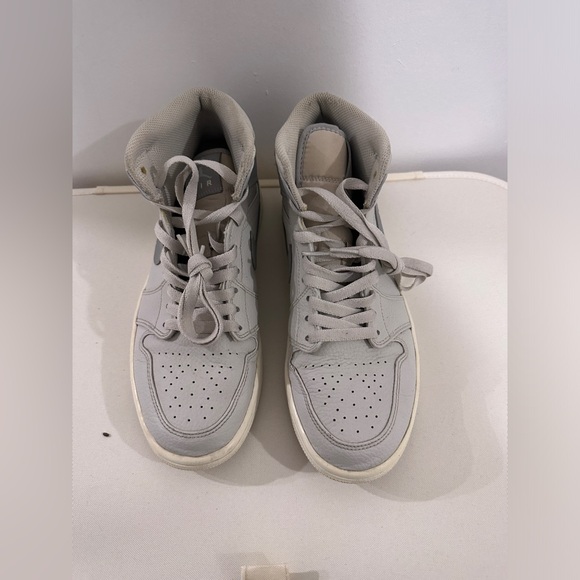 Jordan 1 Mid Light Bone mens size 8.5 womens size 10 - Picture 2 of 5